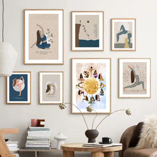 Wanddekoration mit inspirierenden Yoga Sprüchen von justgoodmood, die positive Gedanken fördern. Stilvoll eingerahmt in einem modernen Wohnambiente.