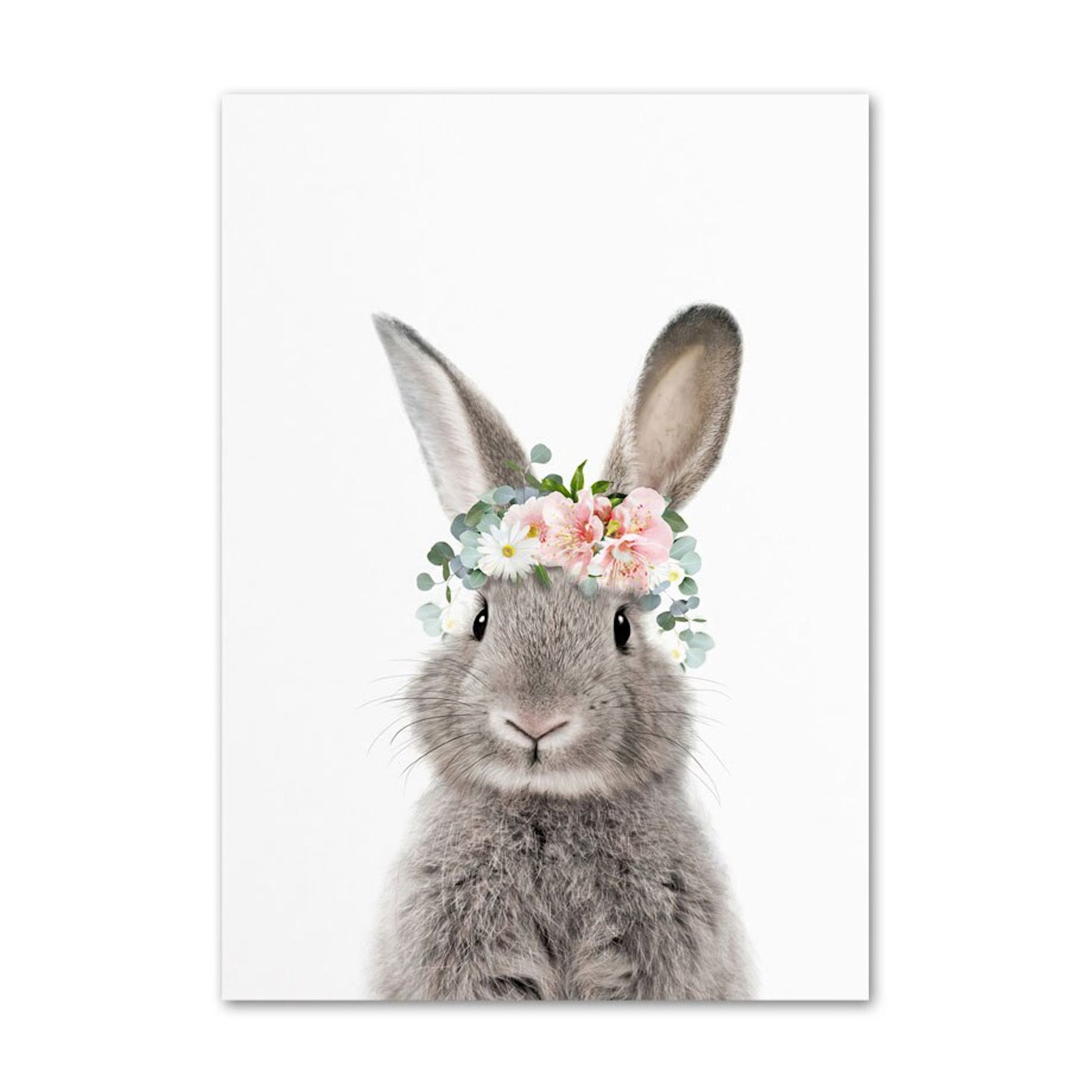 Ein entzückender grauer Hase mit einem bunten Blütenkranz. Fröhliche Dekoideen für Kinderzimmer von justgoodmood.