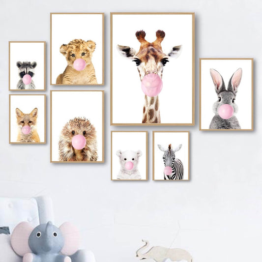 Fröhliches Wandbild von Justgoodmood mit Tiermotiven: Giraffe, Hase, Igel, Fuchs und Zebra, alle mit rosa Kaugummi für kreative Kinderzimmer-Deko