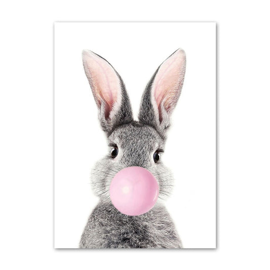 Süßer Hase von Justgoodmood mit rosa Kaugummi in perfekter Detailtreue, ideal für lebendige Wanddekoration im Kinderzimmer