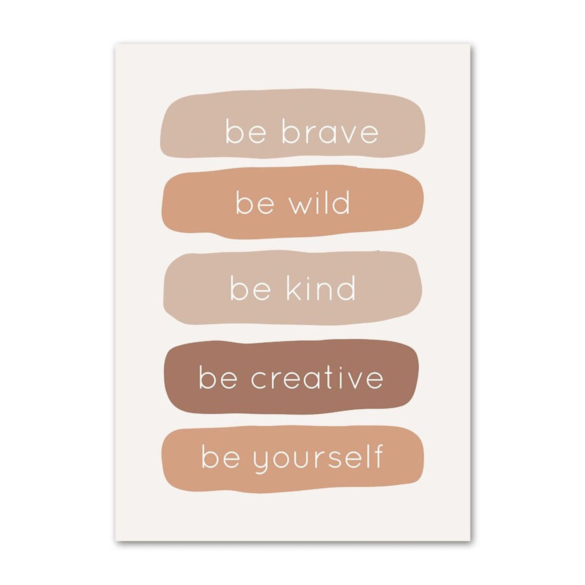 Inspirierendes Wandposter mit den Motiven 'be brave, be wild, be kind, be creative, be yourself' in sanften Farbtönen, perfekt für die kreative Wandgestaltung, von justgoodmood.