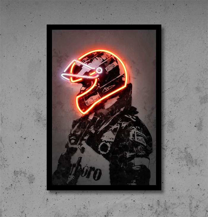 Dynamisches Poster eines Rennfahrers mit neonorangefarbenem Helm von justgoodmood – bringt die Energie des Motorsports in Ihr Zuhause!
