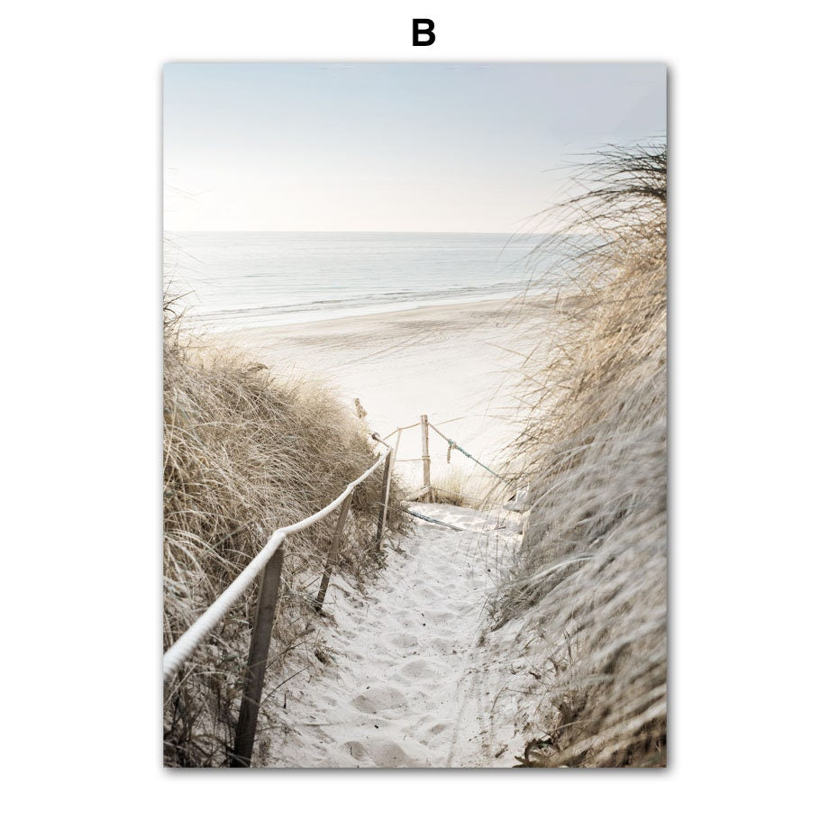Schöner Abstieg zum Strand mit sandigen Wegen, umgeben von Gräsern. Bringt ein Stück Ozeanfeeling in Ihr Zuhause. Vendor: justgoodmood, Titel: Strand Hütte I Muscheln I Korallen I Ozean I Meer als Deko Print ohne Rahmen.