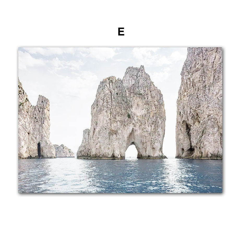Stilvolles Poster "Strand Hütte" von justgoodmood zeigt beeindruckende Felsformationen im Ozean, perfekt für eine entspannende Wanddekoration.