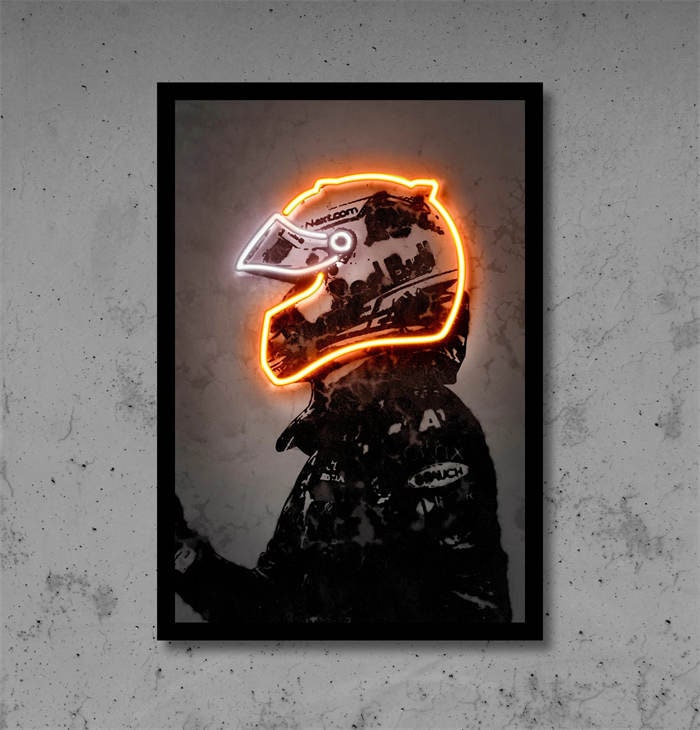Faszinierendes Poster eines Formel 1 Fahrers mit neonleuchtendem Helm von justgoodmood – eine großartige Idee, um Ihren Raum zu verschönern!