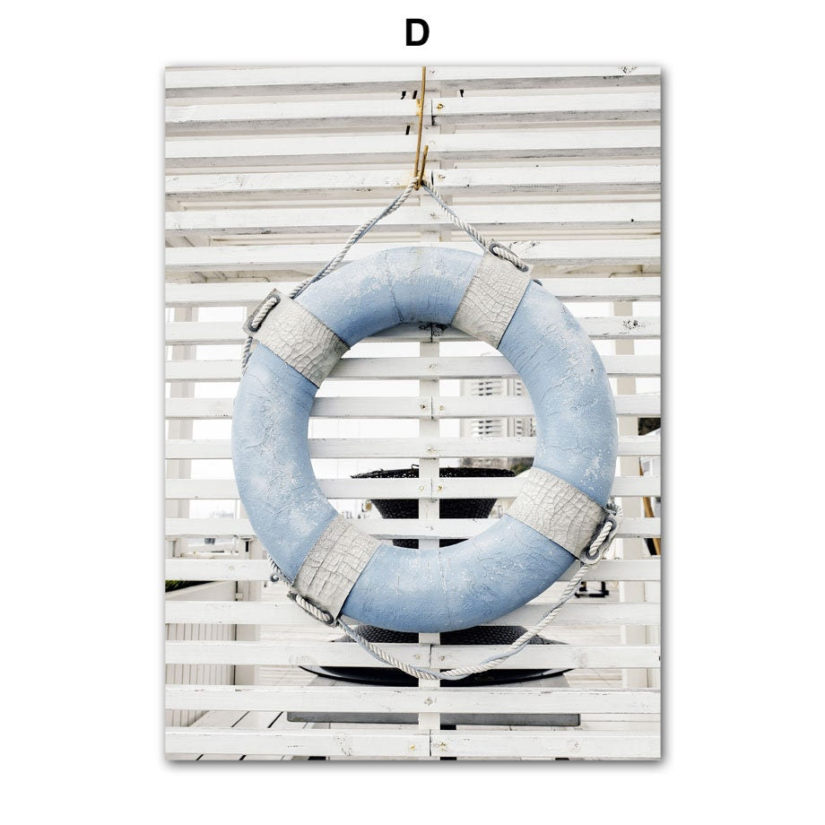 Lebensechter Anker im maritimen Stil, der an einer weißen Holzstruktur hängt, ideal für einen frischen Strandlook. Vendor: justgoodmood, Titel: Strand Hütte I Muscheln I Korallen I Ozean I Meer als Deko Print ohne Rahmen.