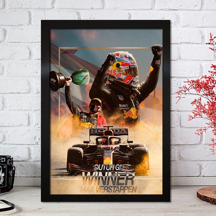 Poster Formel 1 Max Verstappen beim Gewinn des Dutch GP, mit emotionalem Siegesmoment, von justgoodmood. Ein Muss für jeden Formel 1-Fan!