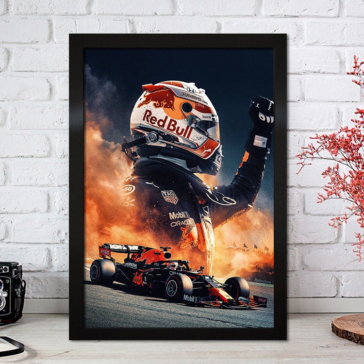 Poster Formel 1 Max Verstappen in Action, mit Red Bull Helm und Rennwagen, von justgoodmood. Perfekte Wanddekoration für Motorsportliebhaber.