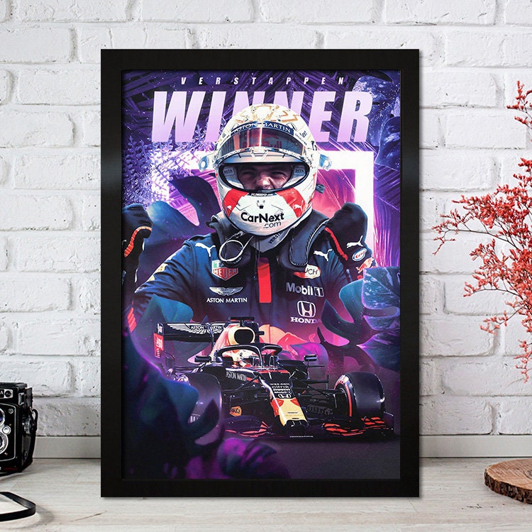 Poster Formel 1 Max Verstappen als Sieger, mit lebhaften Farben und fesselndem Design, von justgoodmood. Fantastisches Stück für jede Sammlung!