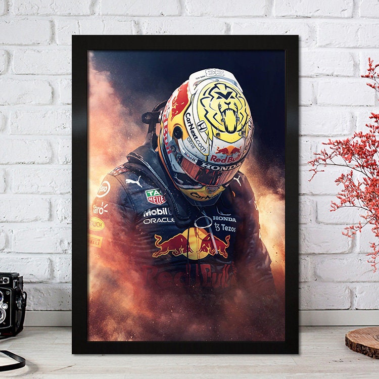 Beeindruckendes Poster von Max Verstappen im Red Bull Rennanzug, gefüllt mit Energie, ideal für die Motorsport-Dekoration - Justgoodmood Deko Print ohne Rahmen.