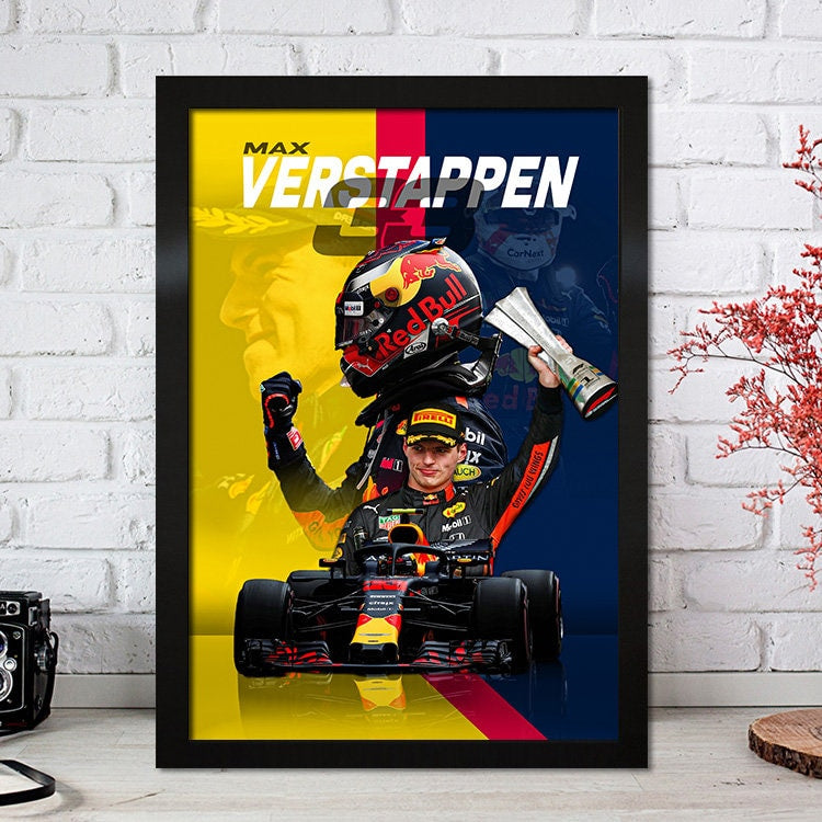 Stilvolles Formel 1 Poster von Max Verstappen mit glamourösem Siegesmoment, ideal für eine sportliche Wandgestaltung. Von justgoodmood.