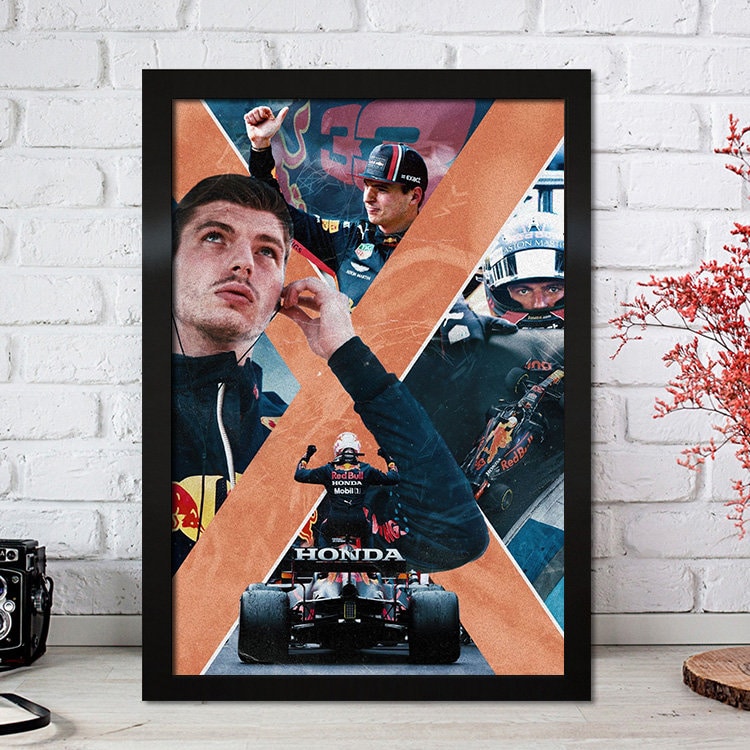 Ein spannendes Formel 1 Poster von Max Verstappen mit dynamischem Hintergrund, ein Muss für Motorsportliebhaber. Von justgoodmood.