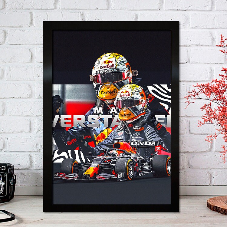 Coolem Max Verstappen Formel 1 Poster von justgoodmood, das das aufregende Racing-Feeling der Red Bull Rennfahrer und -wagen perfekt einfängt.