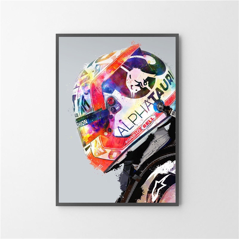 Kreatives Poster eines bunten Formel 1 Rennfahrerhelms, erhältlich bei JustGoodMood. Perfekt für die Wandgestaltung und Motorsport-Fans!
