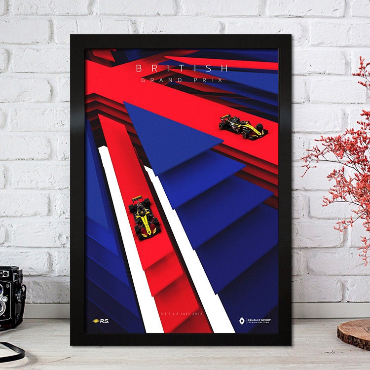 Poster Formel 1 Rennfahrer Legenden Rennwagen von justgoodmood - Dynamisches Design des britischen Grand Prix mit zwei Rennwagen in leuchtenden Rot- und Blautönen.