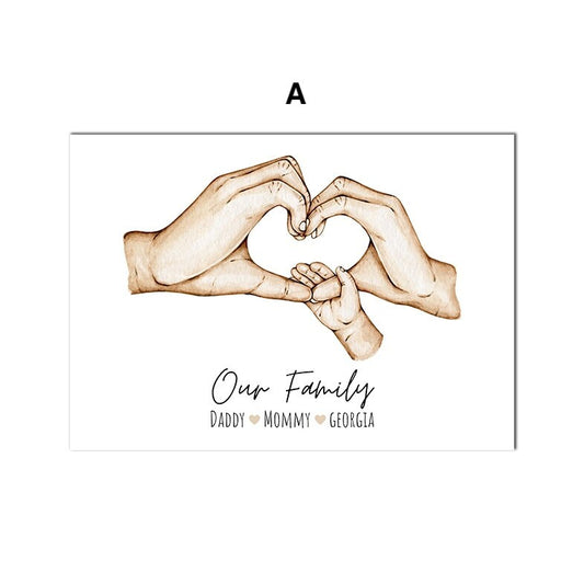 Kreatives Familienposter von justgoodmood, zeigt Hände, die ein Herz bilden, personalisierbar mit Namen, ideal als Wanddeko.