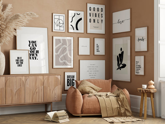 Moderne Wandgestaltung mit dem Poster 'Abstrakt Schwarz Beige' von justgoodmood, inklusiv inspirierender Sprüche in einer stilvollen Galerie.