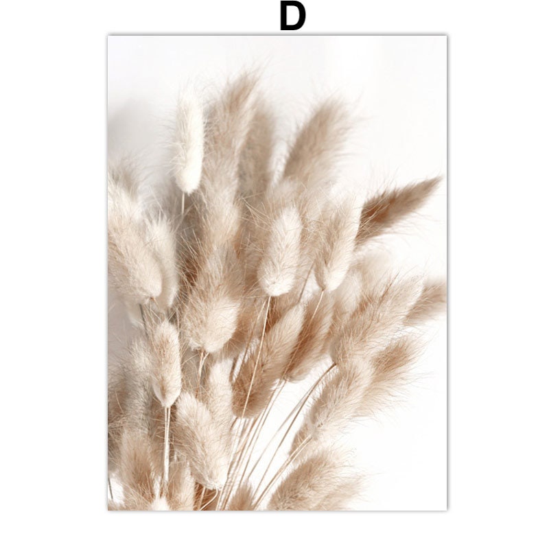 Elegantes Poster Pampasgras Beige Spiegel von justgoodmood – perfekte Wohnraumdeko. Anmutige, beigefarbene Pflanzen arrangiert vor hellem Hintergrund.