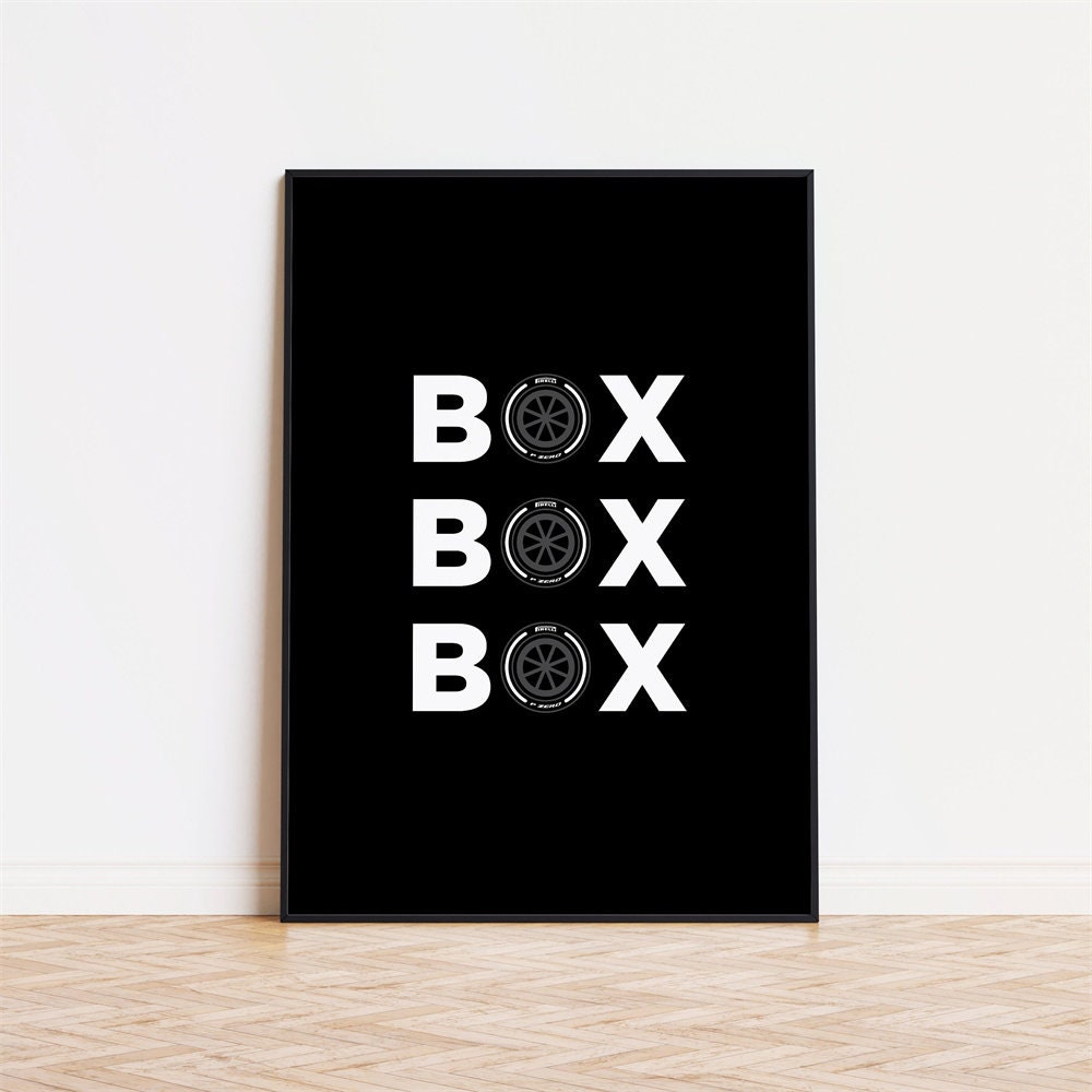 Deko Print Poster mit dem Text 'BOX' und Rennreifen auf schwarzem Hintergrund, ideal für Formel-1-Fans. Poster Formel 1 Rennfahrer Legenden Unterschriften I von justgoodmood.