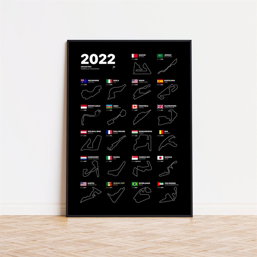 Kunstvolles Poster mit einem Überblick über die Formel-1-Grand-Prix-Strecken 2022, stilvoll gestaltet auf schwarzem Hintergrund. Poster Formel 1 Rennfahrer Legenden Unterschriften I von justgoodmood.