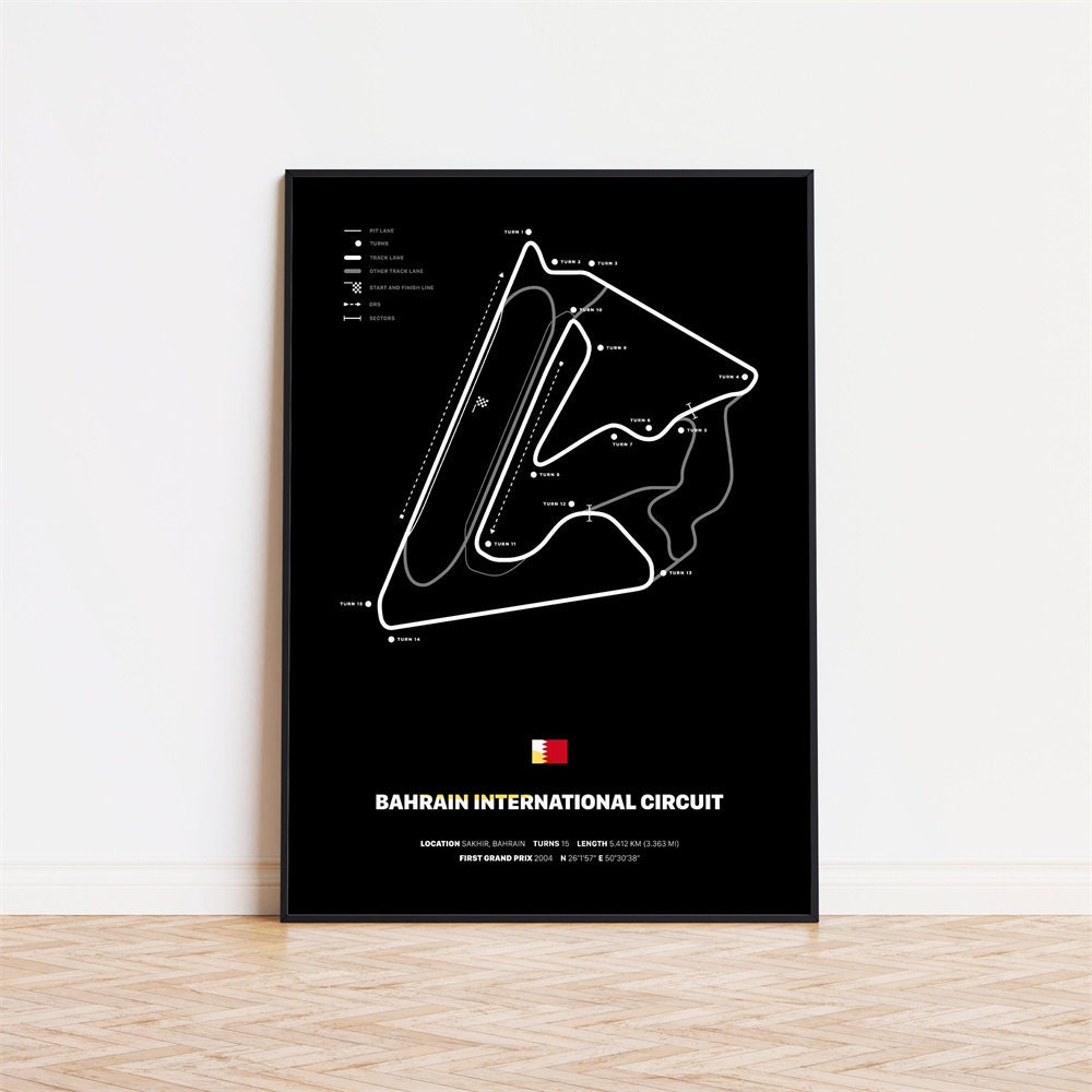 Dekorativer Print des Bahrain International Circuit mit Streckenübersicht, entworfen von justgoodmood für Formel 1 Fans – Poster Formel 1 Rennfahrer Legenden Unterschriften.