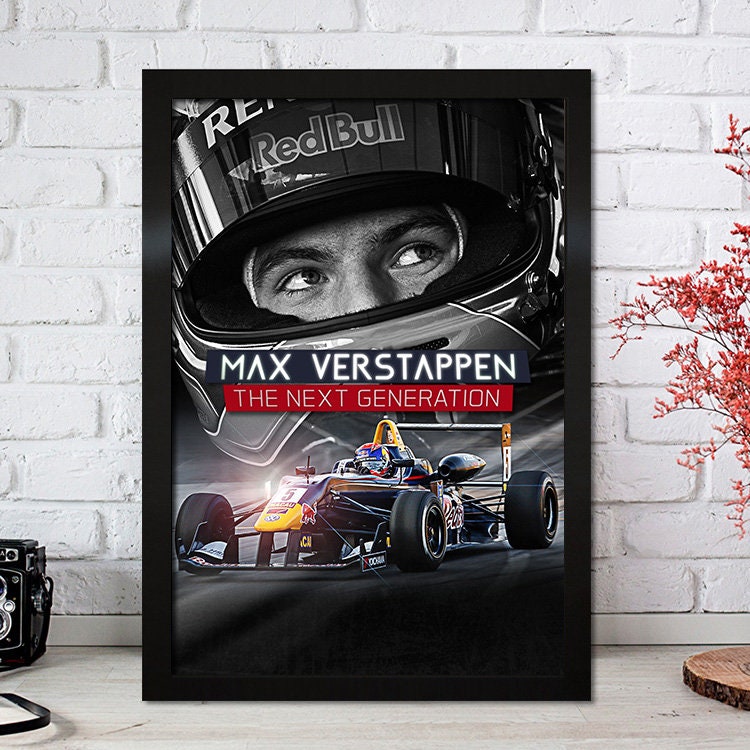 Poster Formel 1 Max Verstappen, der nächste Generation Pilot, mit Rennwagen im Fokus, von justgoodmood. Toll für die Wanddeko von Sportbegeisterten!