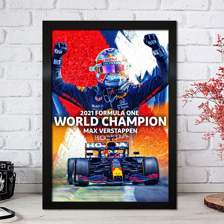 Hochwertiges Poster von Max Verstappen, dem Formel 1 Weltmeister 2021, im Red Bull Rennwagen, ideal für Motorsport-Fans - Justgoodmood Deko Print ohne Rahmen.