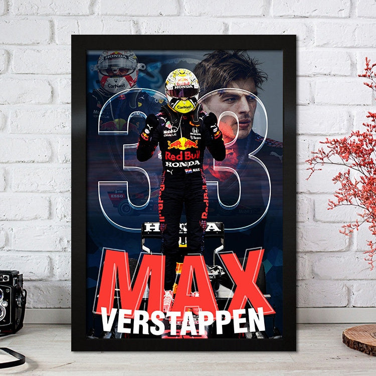 Fröhliches Formel 1 Poster von Max Verstappen in Action mit auffälligem Design, ideal für F1-Fans. Von justgoodmood.