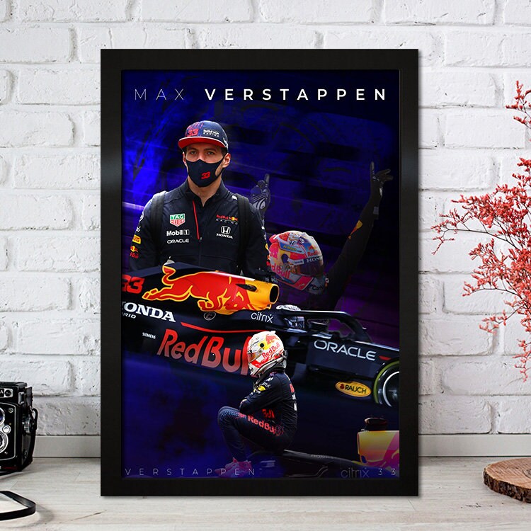 Dynamisches Poster von Max Verstappen in Aktion mit Red Bull Rennwagen, erhältlich bei justgoodmood. Perfekt für alle, die das F1-Fieber lieben!