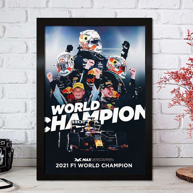 Beeindruckendes Max Verstappen Poster von justgoodmood, das den Aufstieg des Formel 1 Weltmeisters 2021 zelebriert und für Motorsport-Liebhaber ein MUSS ist.