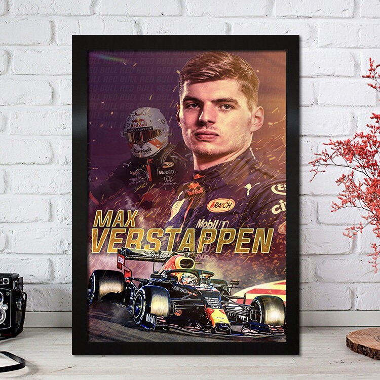 Stylevolles Max Verstappen Poster von justgoodmood mit einem beeindruckenden Racing-Design und dem Red Bull Rennfahrer im Fokus für jeden Formel 1 Fan.