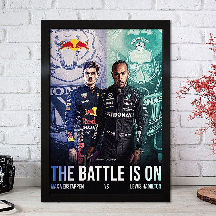 Fesselndes Max Verstappen Poster von justgoodmood, das den spannenden Wettkampf zwischen Max Verstappen und Lewis Hamilton in der Formel 1 perfekt einfängt.