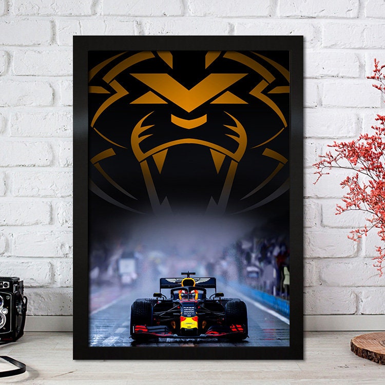 Dynamisches Poster mit dem Red Bull Rennwagen und einem kraftvollen Löwenlogo im Hintergrund. Ideal für ein modernes Zuhause! Poster Formel 1 Max Verstappen Rennfahrer Helm Rennwagen Red Bull I Deko Print ohne Rahmen von justgoodmood.