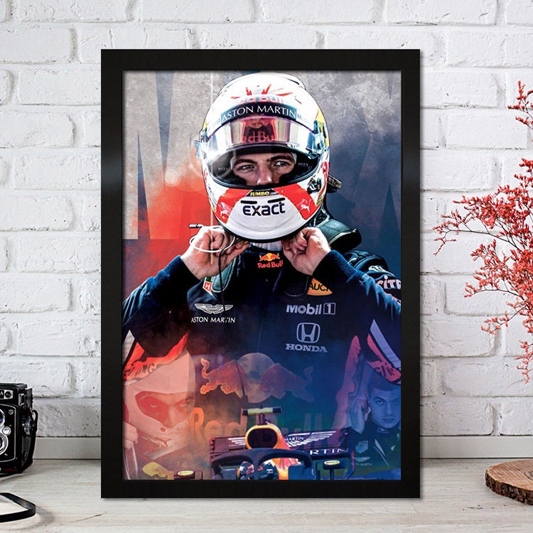 Farbenfrohes Poster von Max Verstappen, dem Formel 1 Rennfahrer, der in einem Red Bull Rennanzug posiert. Perfekt für Motorsport-Fans! Poster Formel 1 Max Verstappen Rennfahrer Helm Rennwagen Red Bull I Deko Print ohne Rahmen von justgoodmood.