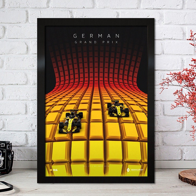Poster Formel 1 Rennfahrer Legenden Rennwagen von justgoodmood - Farbiges Design des deutschen Grand Prix mit Rennwagen auf funkelnden gelben Flächen, perfekt als Deko in jedem Raum.