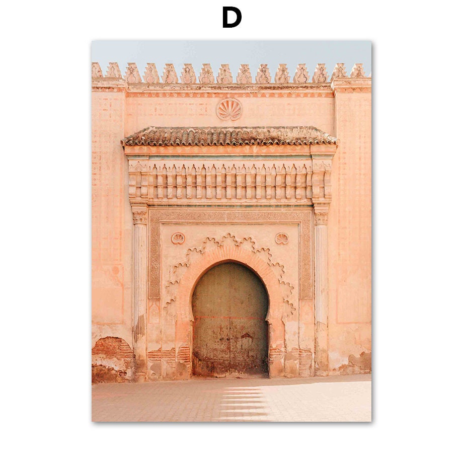 Charismatisches Poster von justgoodmood, das ein traditionelles arabisches Tor zeigt – eine wunderbare Ergänzung für Ihre Wanddekoration, inspiriert von der Vielfalt der islamischen Architektur.