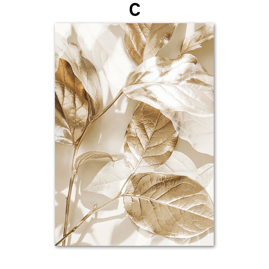 Künstlerisches Poster von feinen Blättern in goldenen und beige Nuancen, Teil des Designs Meer Pampasgras Beige Gold von justgoodmood, perfekt für eine stilvolle Inneneinrichtung.