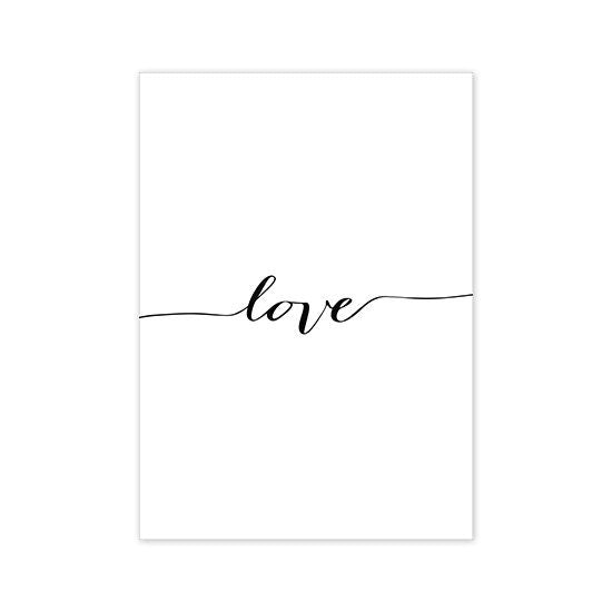 Wundervolles Poster mit dem Wort 'liebe' in eleganter Schrift von justgoodmood, perfekt für eine romantische Atmosphäre im Zuhause.