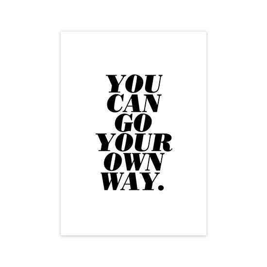 Motivierendes Wandbild mit dem Spruch 'Du kannst deinen eigenen Weg gehen' von justgoodmood, das jeden Raum positiv belebt.
