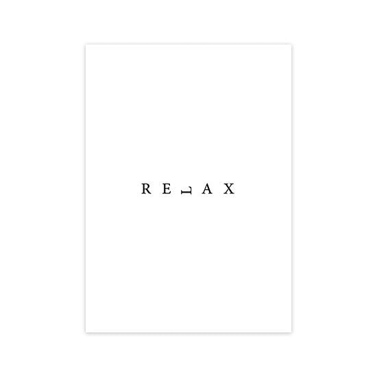 Trendiges Poster mit dem Wort 'RELAX' in minimalistischer Schrift von justgoodmood, ideal für entspannende Wohnräume und persönliche Oasen.