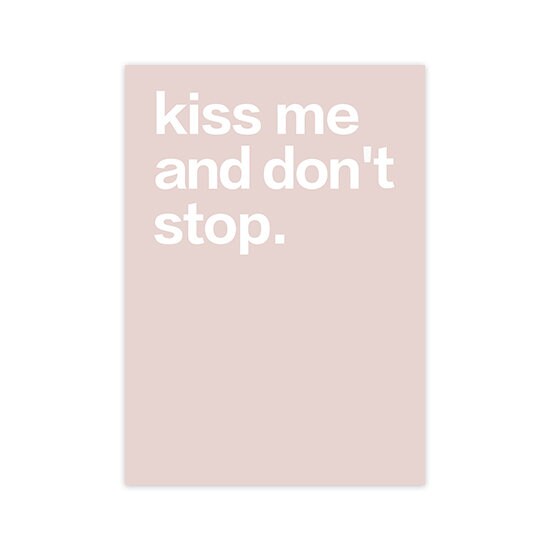 Trendiges Poster in rosa mit dem motivierenden Spruch 'Kiss me and don't stop' von justgoodmood - Ein stimmungsvolles Deko-Element für Ihr Zuhause.