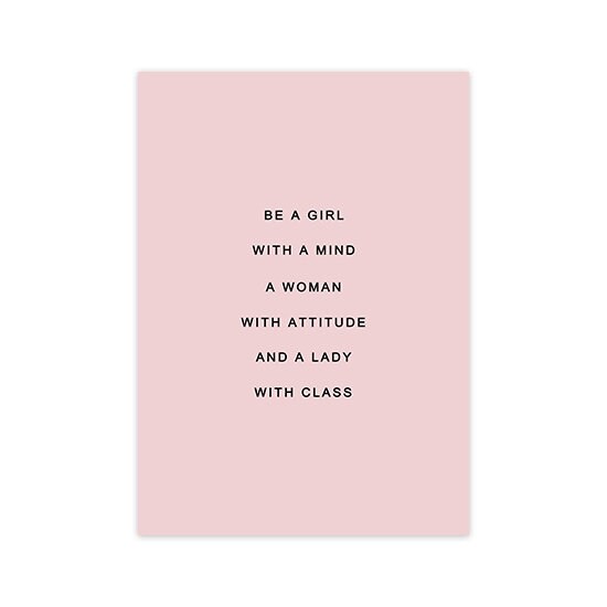 Inspirierendes Poster in rosa mit dem Zitat 'Be a girl with a mind, a woman with attitude, and a lady with class' von justgoodmood - Perfekt für Wohnzimmer und Schlafzimmer.
