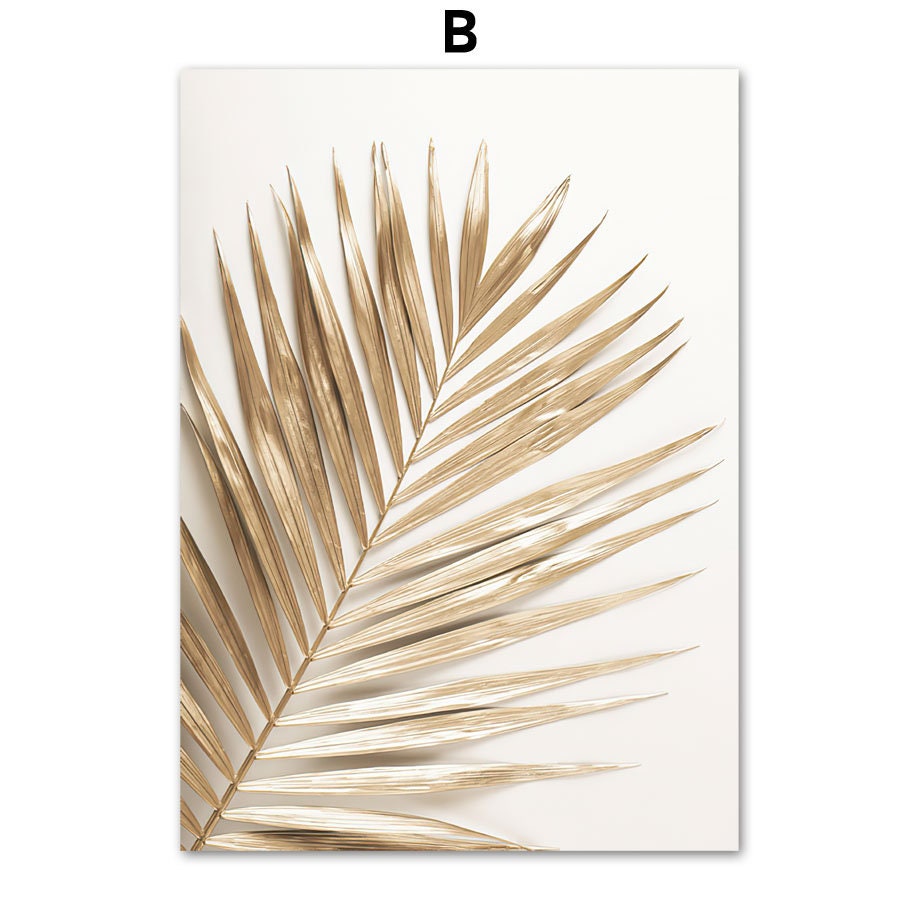 Poster Strand Wellen Zuhause Gold von justgoodmood – beeindruckendes Wandbild mit einem goldenen Palmblatt, das Eleganz und Exotik für jedes Zuhause bringt.