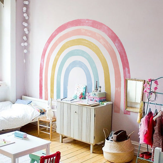 Fröhlicher Wandaufkleber mit Regenbogen in bunten Farben, ideal für das Kinderzimmer, von justgoodmood - bunte Wand Deko für eine fantasievolle Atmosphäre.