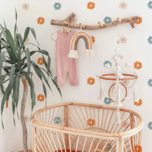 Kreative Wanddeko im Kinderzimmer mit Boho-Blumen-Wandaufklebern von justgoodmood. Farbige Aufkleber schmücken Wände, um einen einladenden Raum für Kinder zu schaffen.