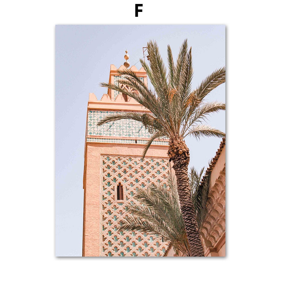 Stimmungsvolles Poster der Architektur einer Moschee mit Palmen, das den faszinierenden Stil der arabischen Baukunst zeigt. Perfekt zur Dekoration von justgoodmood.