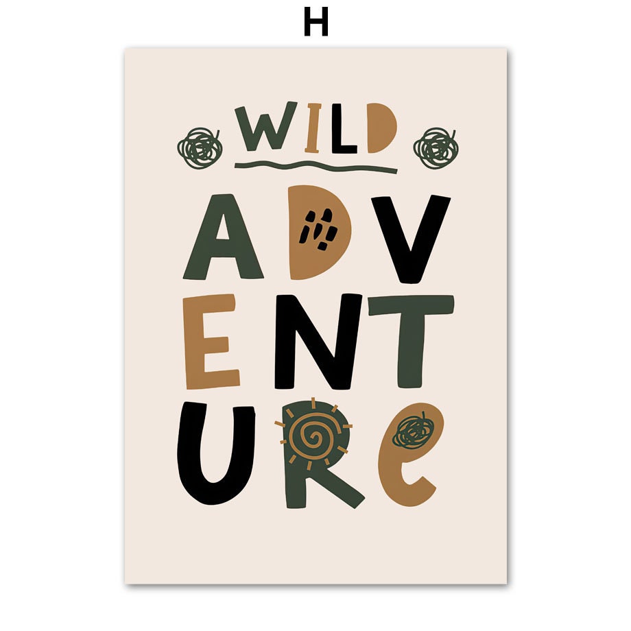 Safari Abenteuer Wandbild von justgoodmood mit dem Schriftzug "Wild Adventure", ideal für eine lebendige und inspirierende Kinderzimmergestaltung.