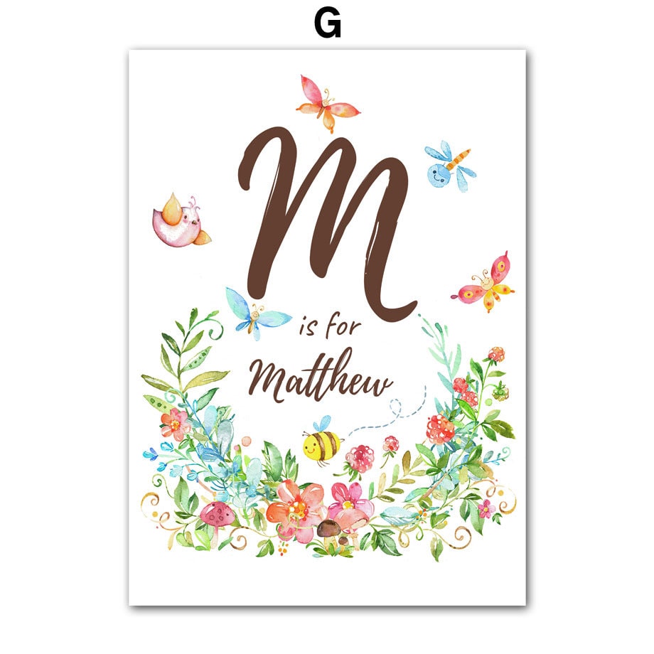 Wunderschönes, personalisiertes Aquarellposter mit dem Buchstaben 'M' für Matthew umgeben von bunten Blumen, entworfen von justgoodmood, perfekt für das Kinderzimmer mit dem Titel Poster Kinderzimmer Tiere Eule Bär Reh.