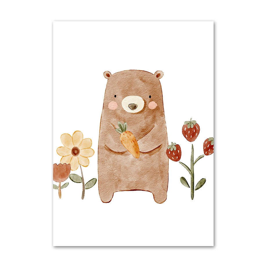 Niedliches Bärenposter mit einem Bären, der eine Karotte hält, umgeben von Blumen und Erdbeeren. Perfekte Kinderzimmer Deko von justgoodmood für eine fröhliche Atmosphäre.