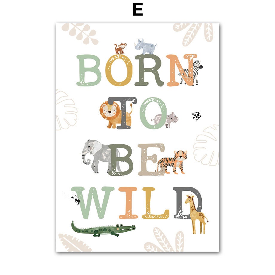 Fröhliches Poster mit dem Text 'Born To Be Wild' und bunten Dschungel-Tieren, perfekt zur Dekoration des Kinderzimmers. Personalisiertes Wandbild von justgoodmood.